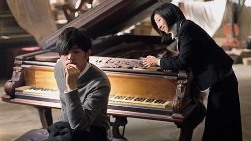 台湾映画　言えない秘密　ピアノに寄り掛かる二人
